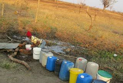 Ziinyanga Ezine Umphakathi We-Tweefontein “N” Unganamanzi; funda ekhasini 10 lethu leendaba