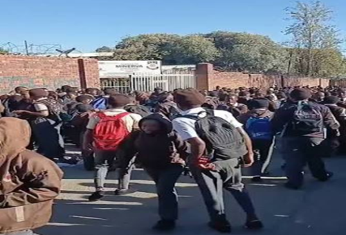 Abafundi Bayadulwa Esikolweni-Erasmus Monareng High  School NgesiFundeni seGauteng