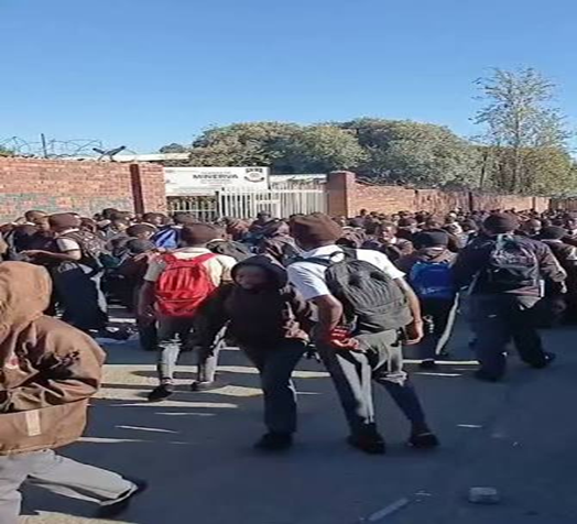 Abafundi Bayadulwa Esikolweni-Erasmus Monareng High School NgesiFundeni seGauteng